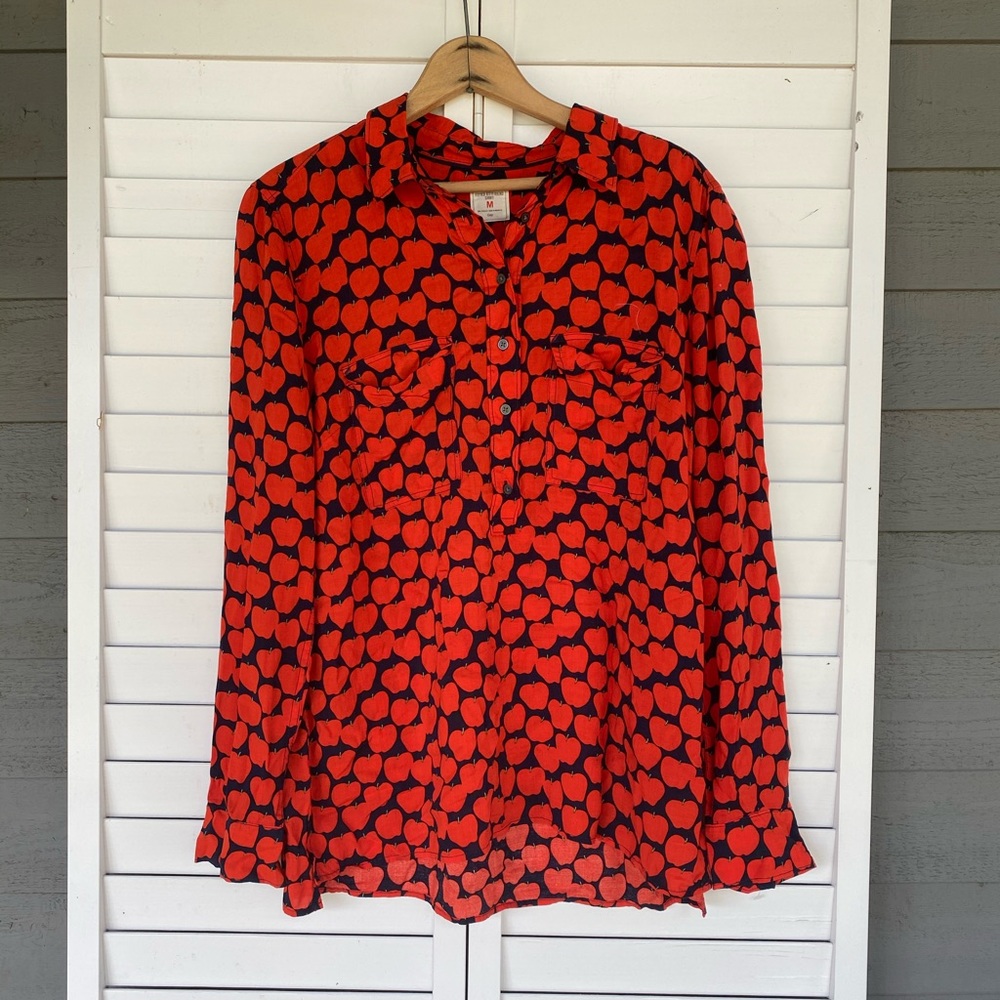 Fitted boyfriend apple shirt by gap.
